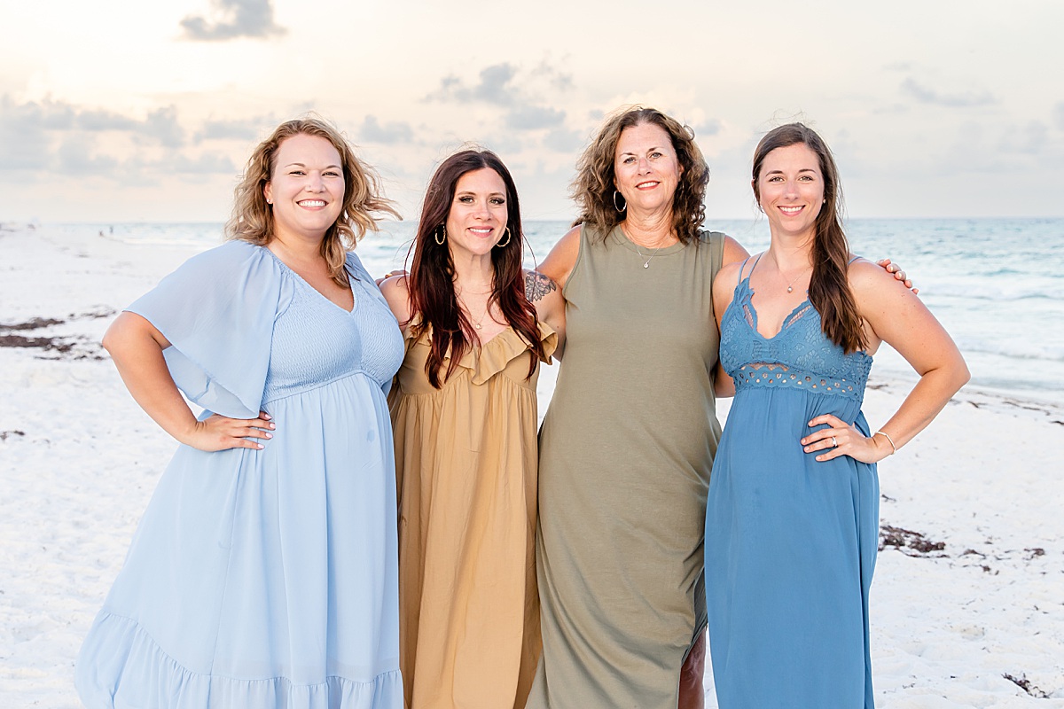 Cute ladies photo | Pensacola Beach extended family session by Pensacola Florida photographer Hannah Hillis Photography