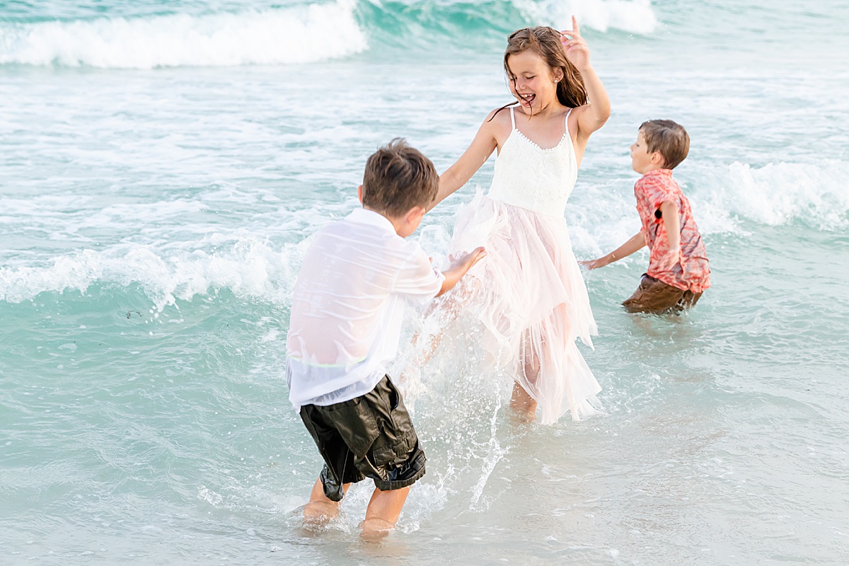 Kids paying in the water | Pensacola Beach extended family session by Pensacola Florida photographer Hannah Hillis Photography